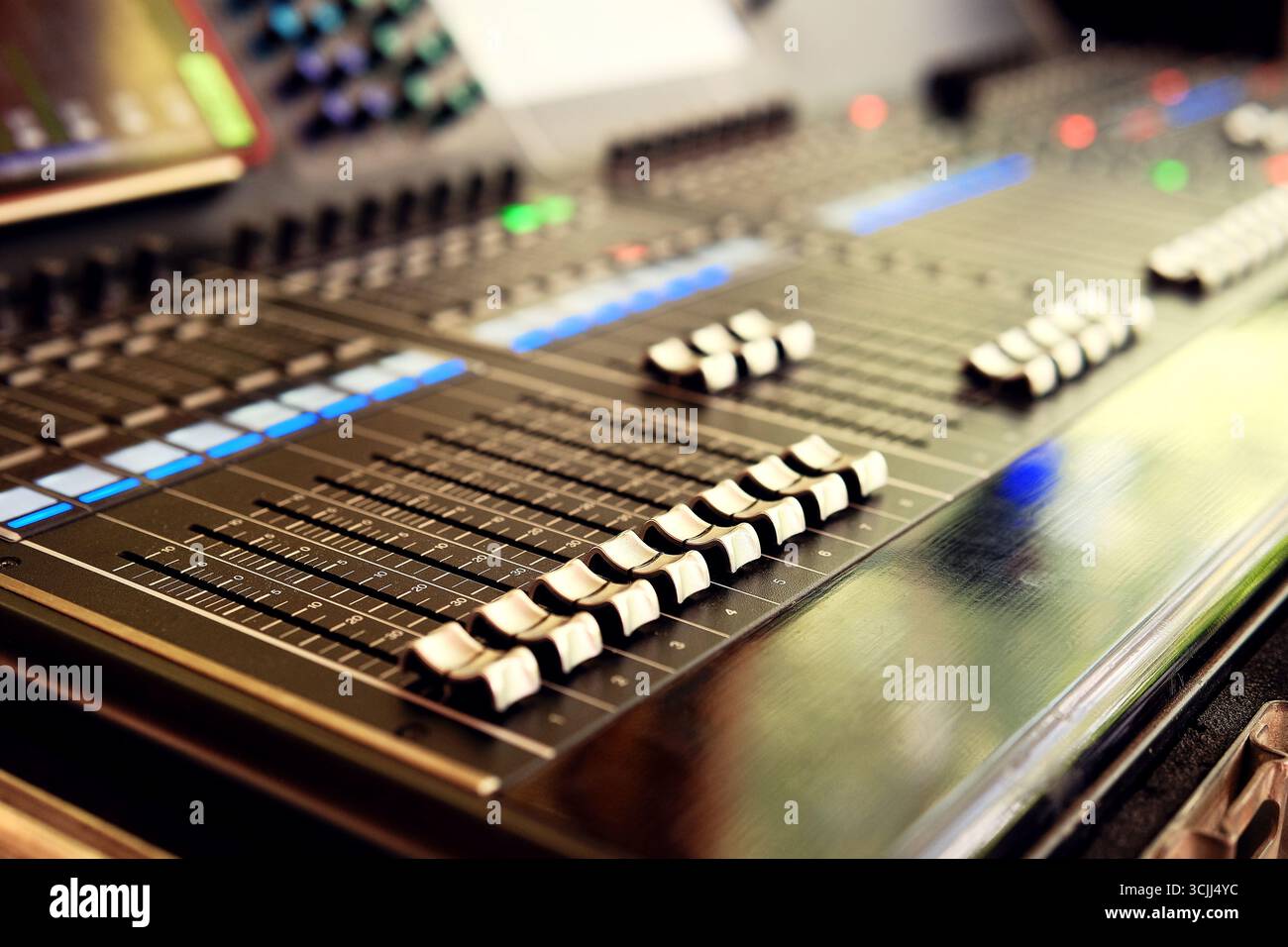 Professionelle Audio-Equalizer-DJ-Fernbedienung im Studio. Sound- und Musikaufnahmeindustrie. Moderne Soundausstattung. Selektiver Fokus. Stockfoto