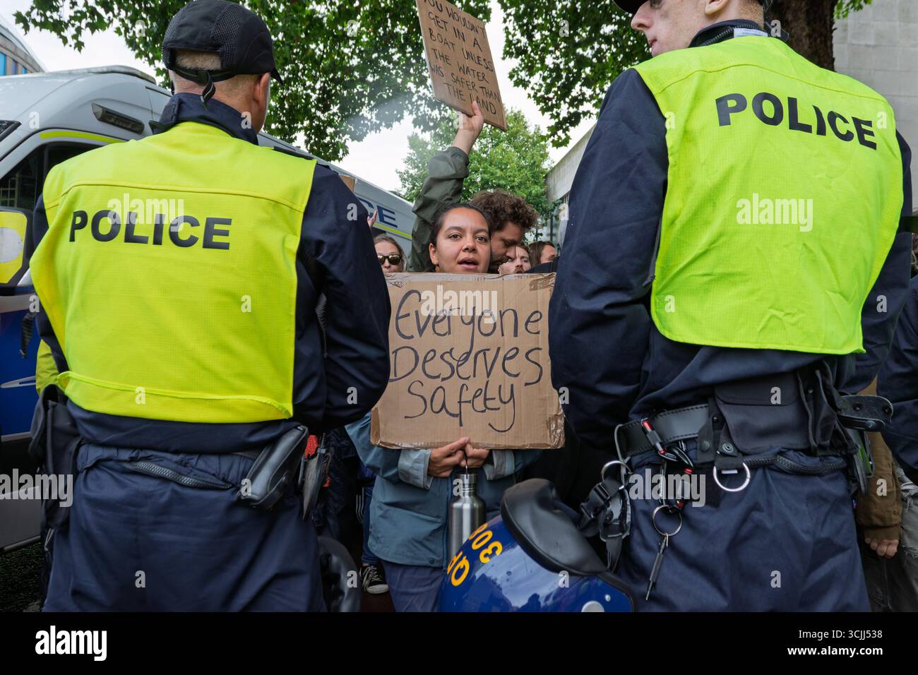 Bristol, Großbritannien. September 2025. Anti-Rassismus-Aktivisten werden vor dem Hampton by Hilton Hotel im Zentrum von Bristol abgebildet, während sie an einem Gegenprotest gegen Anti-Einwanderungs-Demonstranten teilnehmen, die gegen illegale Einwanderer protestierten, die nach Großbritannien einreisen. Der Protest gegen die Einwanderung wurde von einer Gruppe namens "Bristol Patriots" organisiert. Die Polizei in Bristol hat zusätzliche Befugnisse erhalten, um Menschen aufzuhalten und zu zerstreuen, um zu verhindern, dass Probleme zwischen der rechtsextremen Gruppe und den antirassistischen Demonstranten entstehen. Quelle: Lynchpics/Alamy Live News Stockfoto