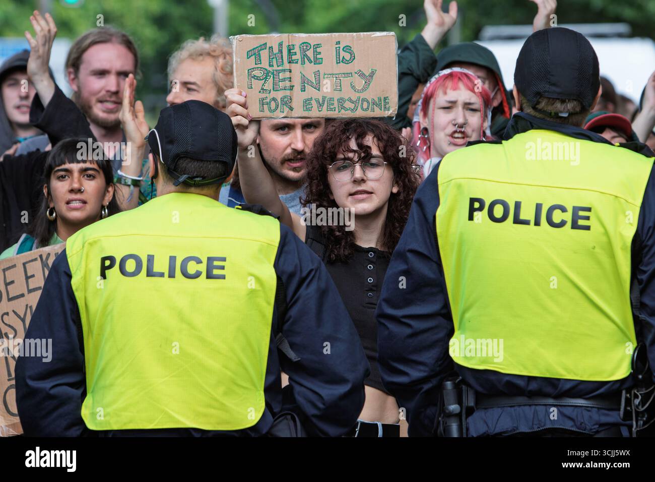 Bristol, Großbritannien. September 2025. Anti-Rassismus-Aktivisten werden vor dem Hampton by Hilton Hotel im Zentrum von Bristol abgebildet, während sie an einem Gegenprotest gegen Anti-Einwanderungs-Demonstranten teilnehmen, die gegen illegale Einwanderer protestierten, die nach Großbritannien einreisen. Der Protest gegen die Einwanderung wurde von einer Gruppe namens "Bristol Patriots" organisiert. Die Polizei in Bristol hat zusätzliche Befugnisse erhalten, um Menschen aufzuhalten und zu zerstreuen, um zu verhindern, dass Probleme zwischen der rechtsextremen Gruppe und den antirassistischen Demonstranten entstehen. Quelle: Lynchpics/Alamy Live News Stockfoto