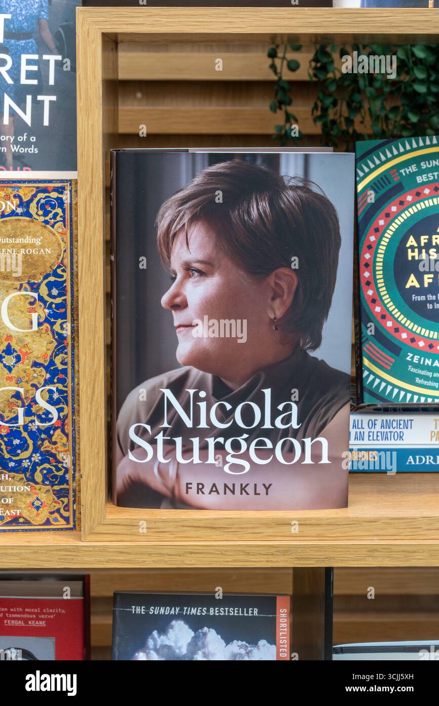 Buchhandlung mit Büchern, darunter die Autobiografie von Nicola Sturgeon, Frankly, 2025, UK Stockfoto