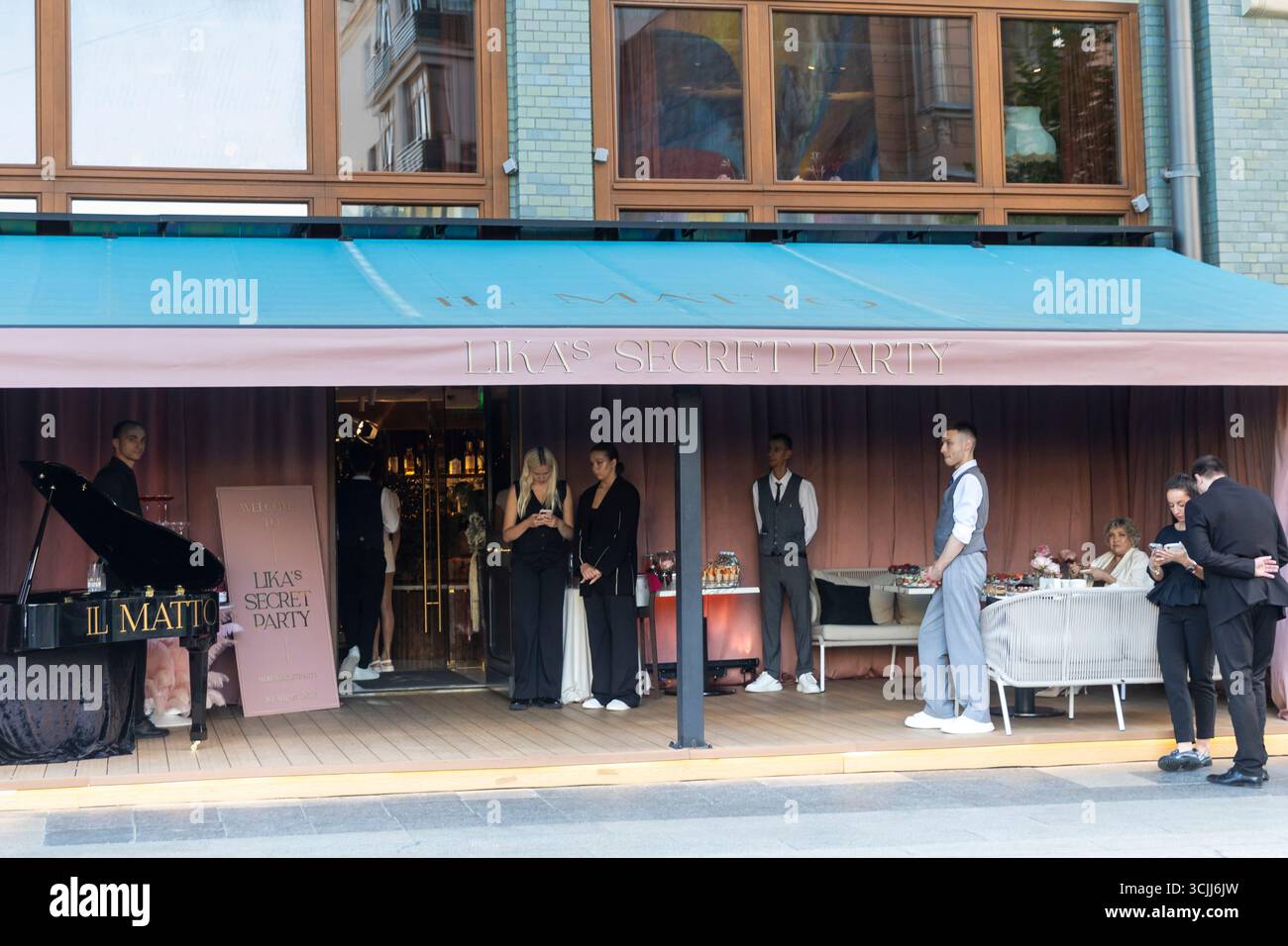 Moskau, Russland, 25. August 2025, Veranstaltungspersonal an einer Outdoor-Party in Moskau. Stockfoto