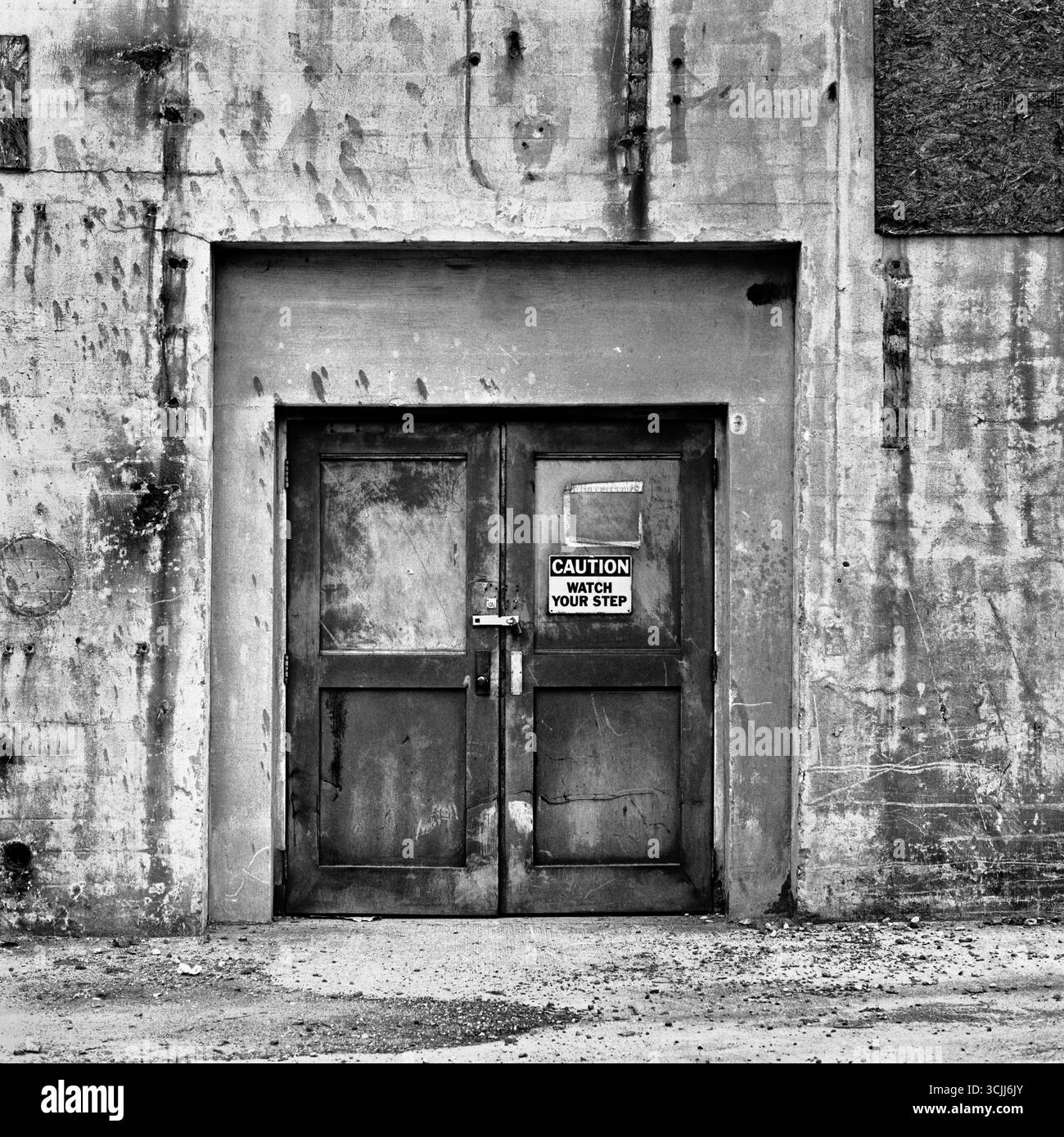 Türen im alten RJR Bailey Kraftwerk in Winston Salem, NC. Schwarzweiß-Filmfotografie. Stockfoto