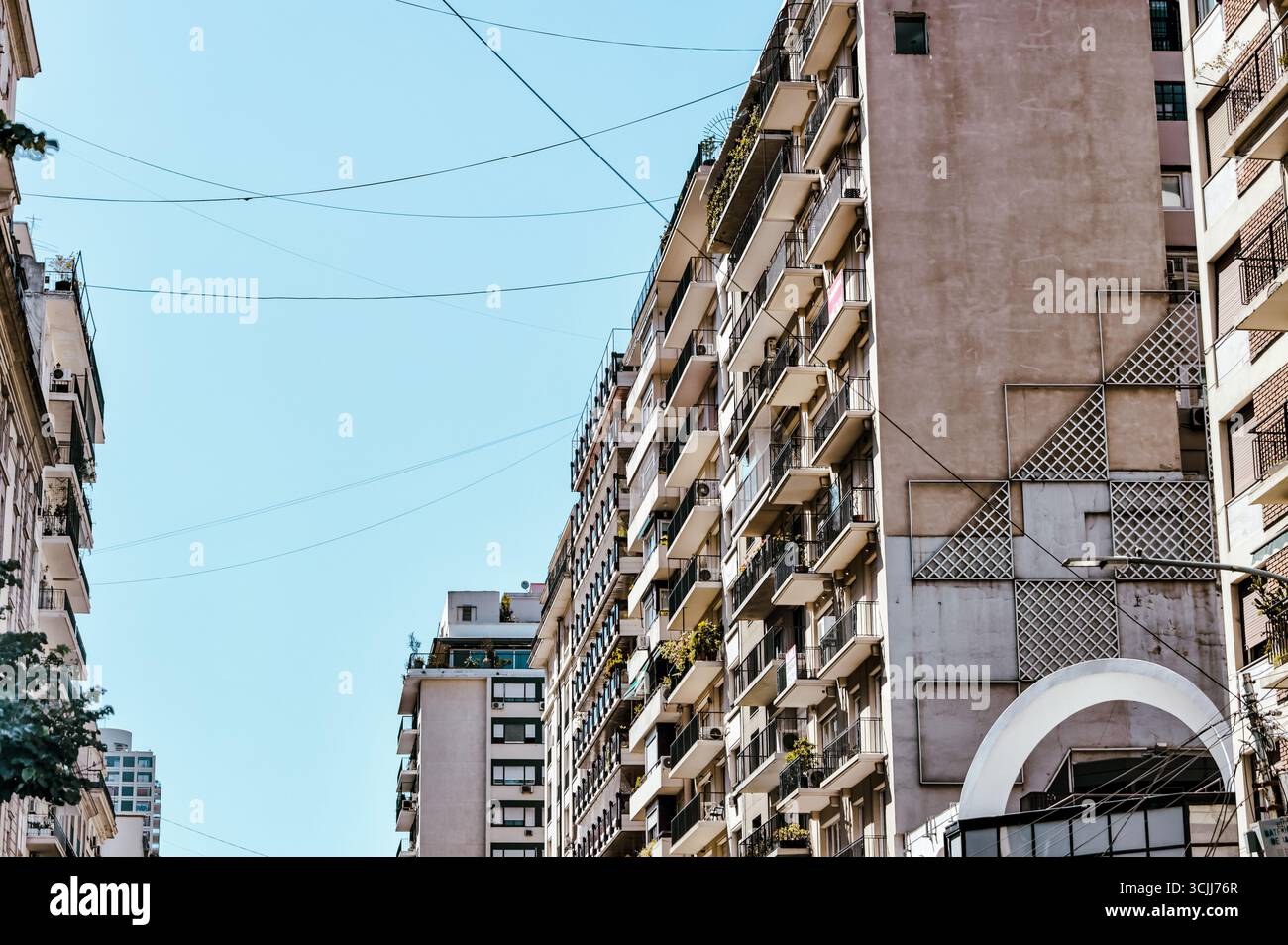 Buenos Aires, Argentinien – 21. Dezember 2022: Ein Herrenhaus im französischen Stil in Recoleta steht im Kontrast zu modernen Apartments, die die geschichtsträchtige Stadtgeschichte widerspiegeln Stockfoto