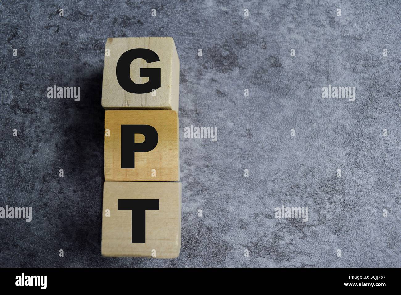 GPT – Generative Pre-Training auf gestapelten Holzwürfeln auf dem Tisch. Geschäfts- und Finanzkonzept Stockfoto