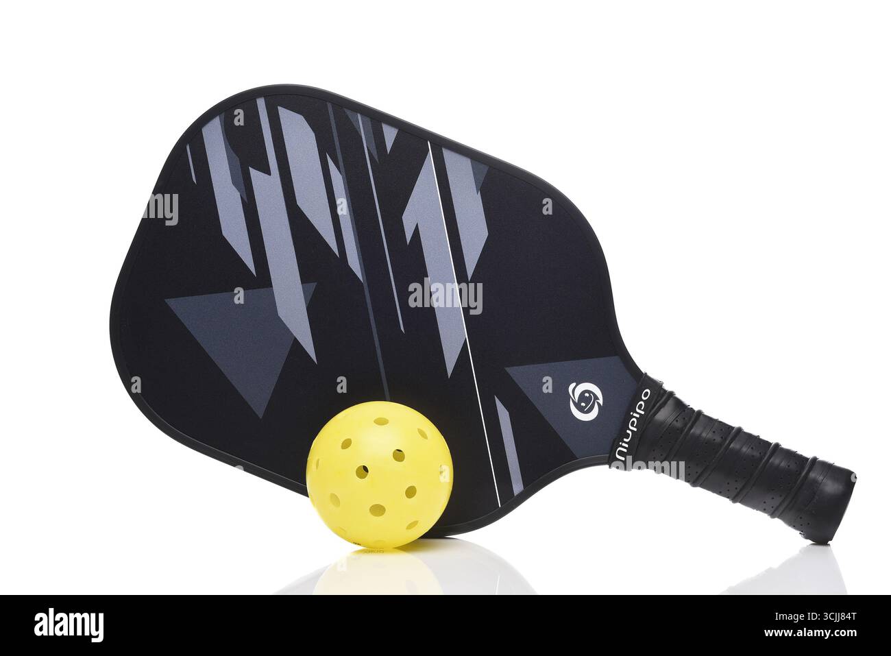 IRVINE, KALIFORNIEN - 4. SEPTEMBER 2025: Ein Niupipo Pickleball Paddle and Ball. Stockfoto