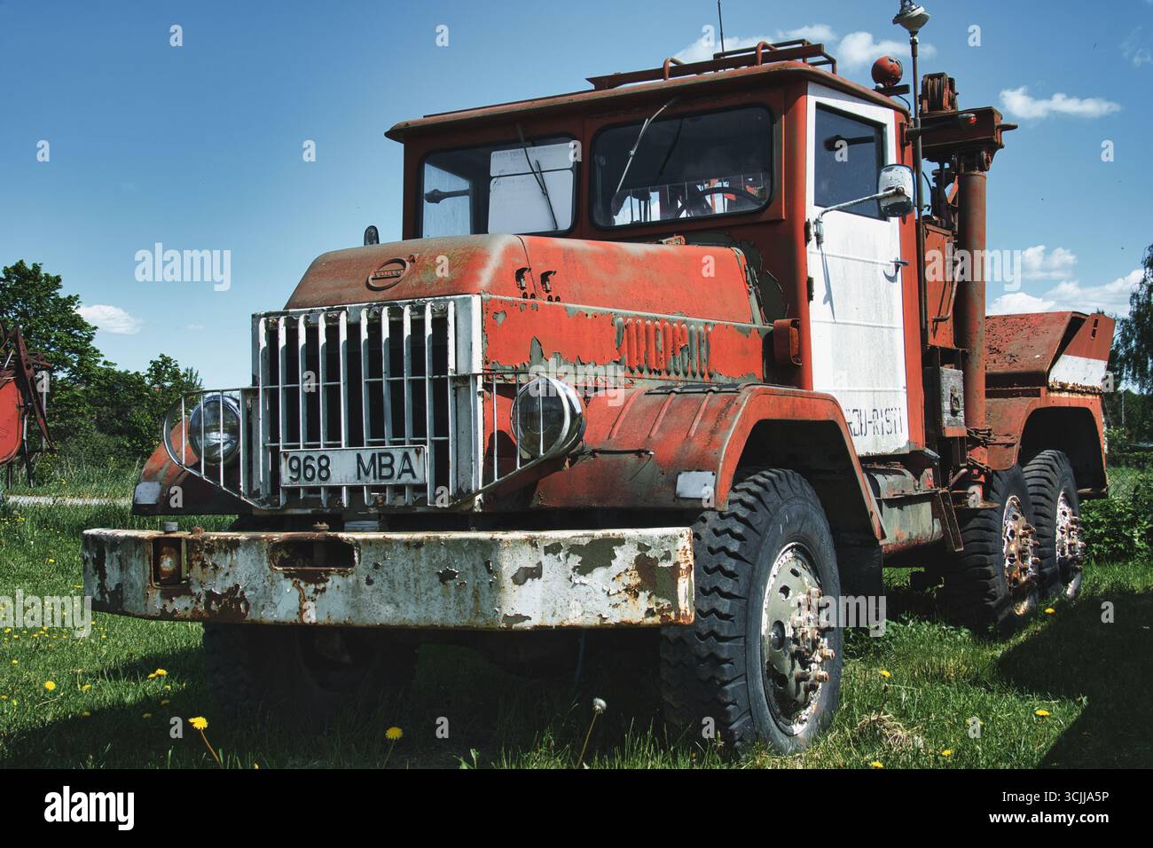 Vintage Heavy Duty Truck aus der Sowjetzeit auf dem Grasfeld Stockfoto