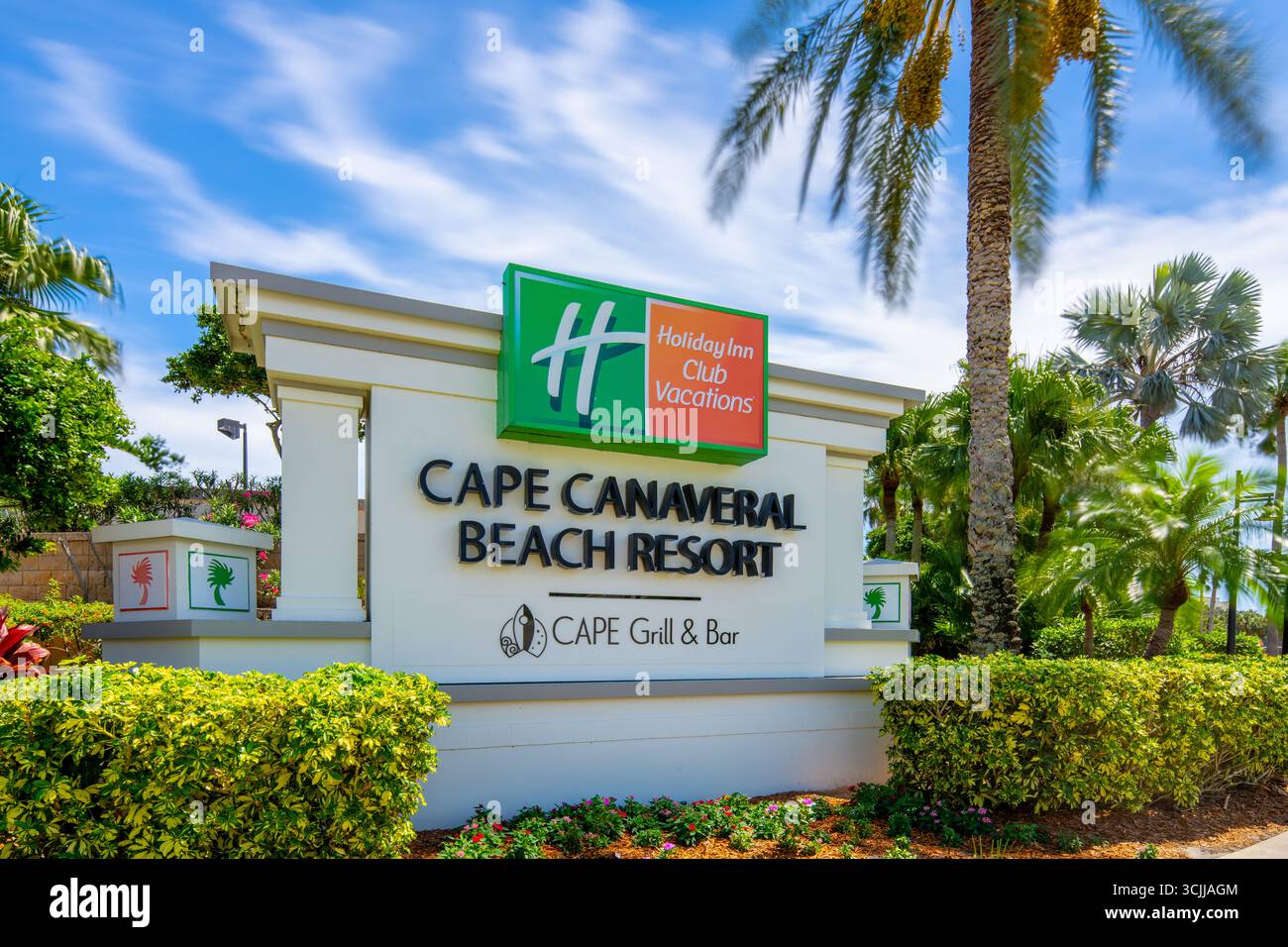 Cape Canaveral, FL, USA - 6. September 2025: Eintrittsschild zum Cape Canaveral Beach Resort Stockfoto