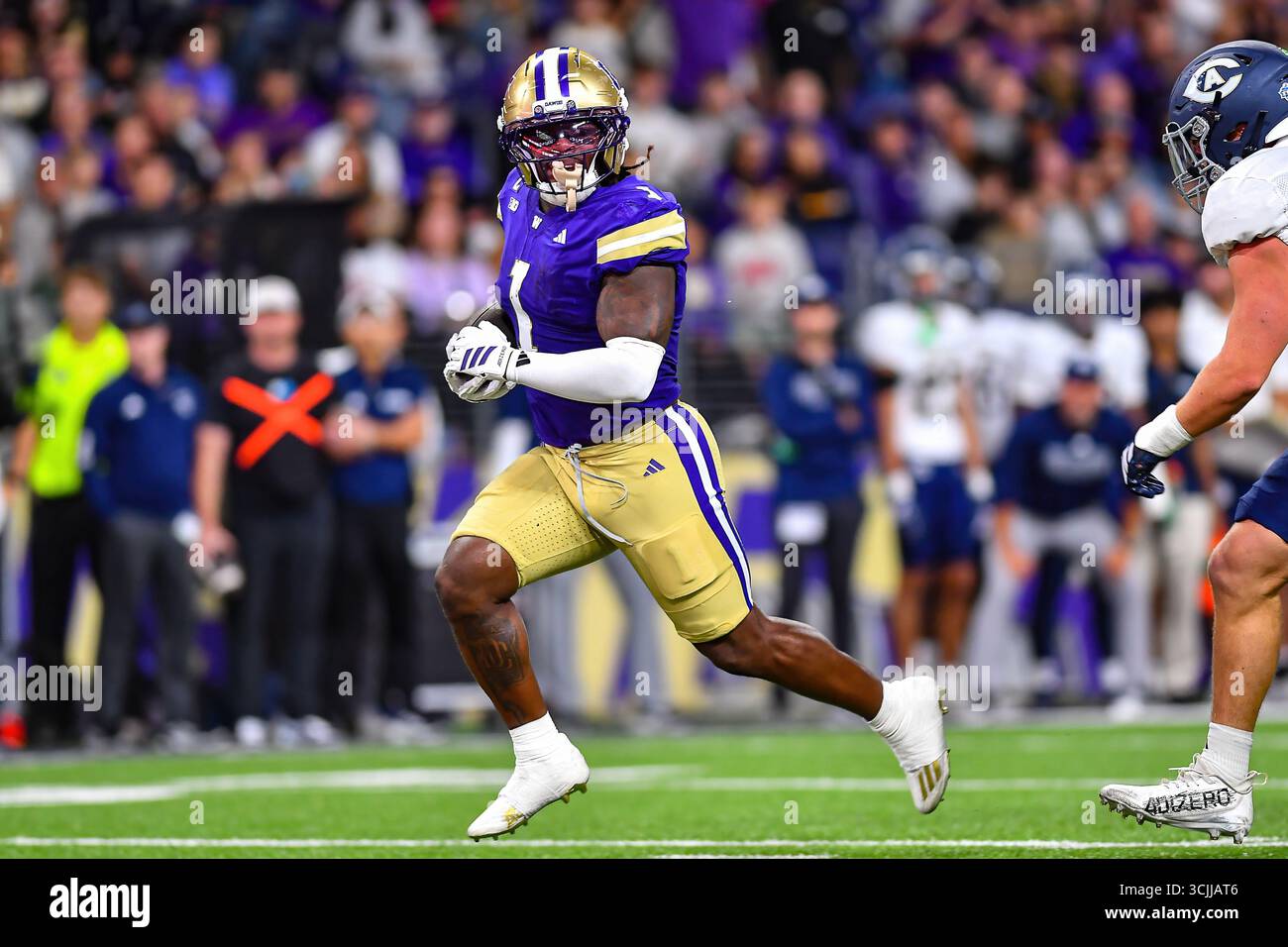 Seattle, WA, USA. September 2025. Washington Huskies laufen zurück Jonah Coleman (1) auf seinem Weg in die Endzone während des NCAA-Fußballspiels zwischen den UC Davis Aggies und den Washington Huskies in Seattle, WA. Washington besiegte die UC Davis mit 70:10. Steve Faber/CSM/Alamy Live News Stockfoto