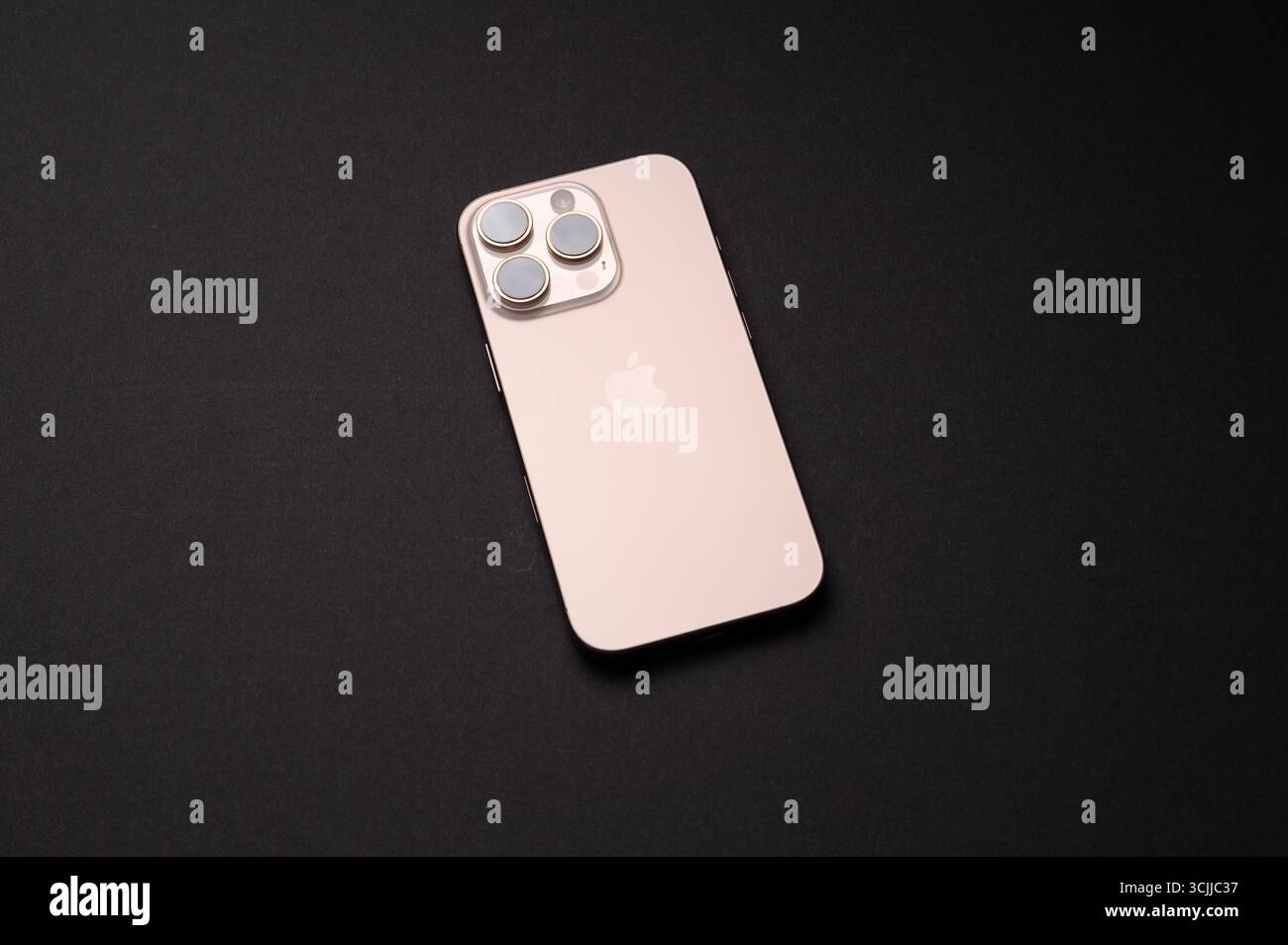 Mainz, Deutschland - 07. September 2025: Das Smartphone iPhone 16 Pro vor dunklem Hintergrund. Stockfoto