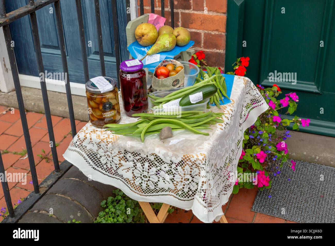 Hausgemachte Früchte, Gemüse und Gurken zum Verkauf vor einem Haus in England. 2025 Stockfoto