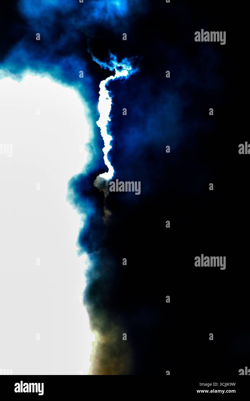 Ein markanter Kontrast von Hell und Dunkel mit einem leuchtend blauen Rand vor einem tiefen Abgrund in Sydney, NSW, Australien. (Foto: Tara Chand Malhotra) Stockfoto