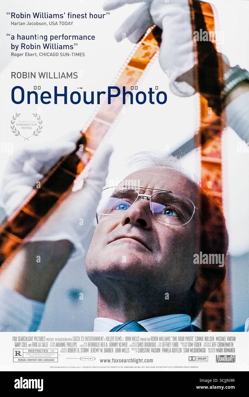 One Hour Photo (2002) von Mark Romanek mit Robin Williams, Connie Nielsen und Michael Vartan. Der Fototechniker Sy Parrish entwickelt eine Besessenheit von einer scheinbar perfekten Familie, die zu psychischen Spannungen und verstörenden Enthüllungen führt. Foto eines Original-Posters aus dem Jahr 2002 (USA), das NUR FÜR REDAKTIONELLE ZWECKE VERWENDET WIRD. Quelle: BFA / Fox Searchlight Pictures Stockfoto