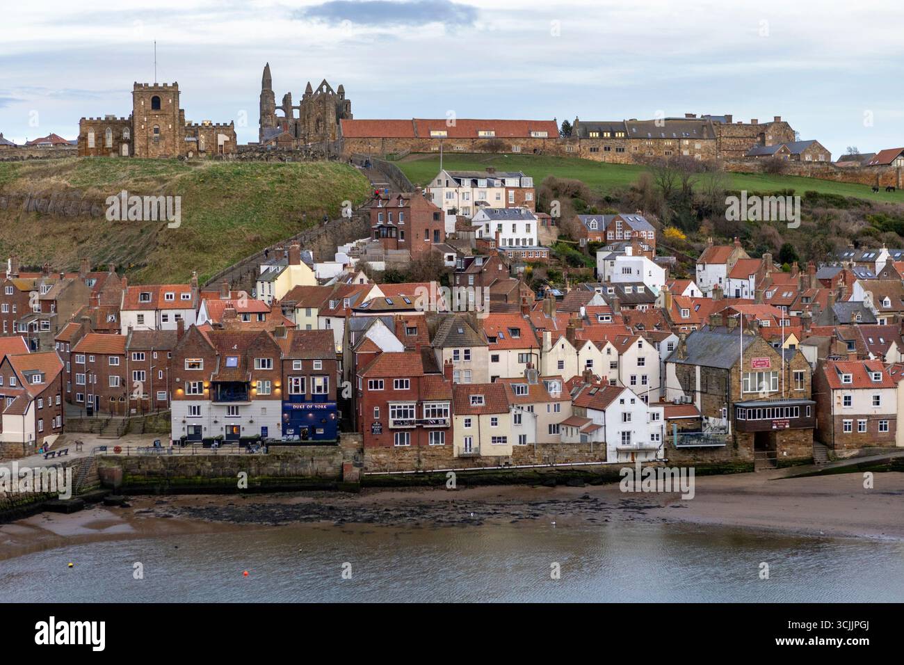 Whitby ist eine Küstenstadt in Yorkshire, Nordengland am Fluss Esk in North Yorkshire Stockfoto