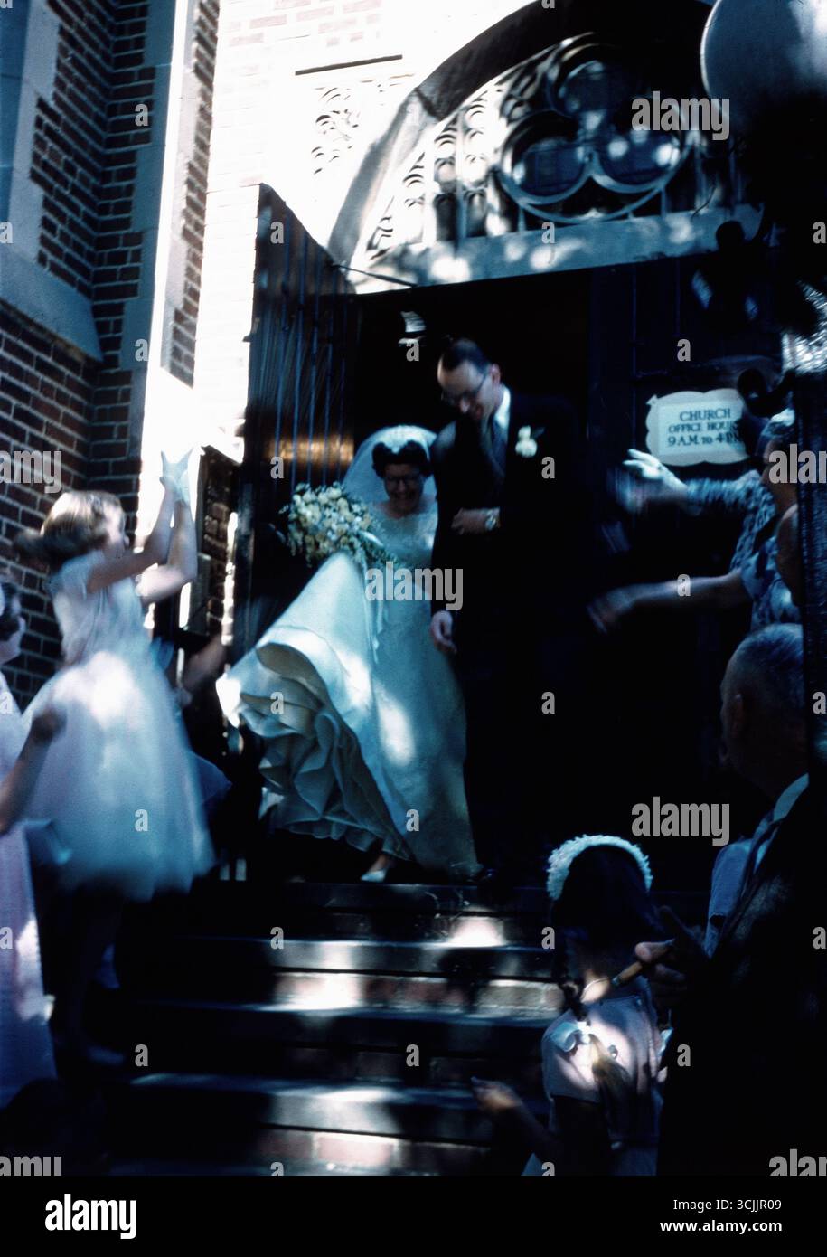 USA, Juli 1960. Eine junge Braut und ein Bräutigam kommen aus einer Kirche. Stockfoto