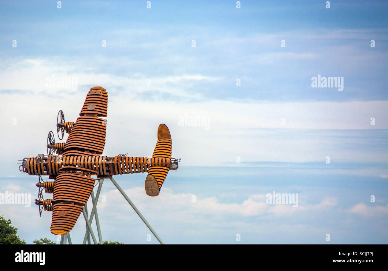 Nahaufnahme von auf Freedom's Wings, die Lancaster Bomber Sculpture nimmt Flug, vom Bomber County Gateway Trust Stockfoto