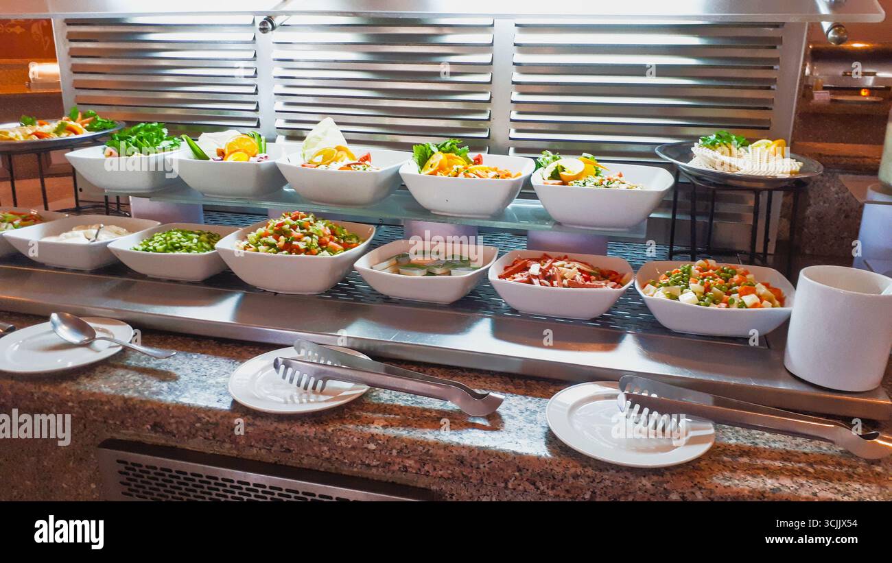 Salatbuffet in einem All-Inclusive Hotel in Ägypten. Stockfoto