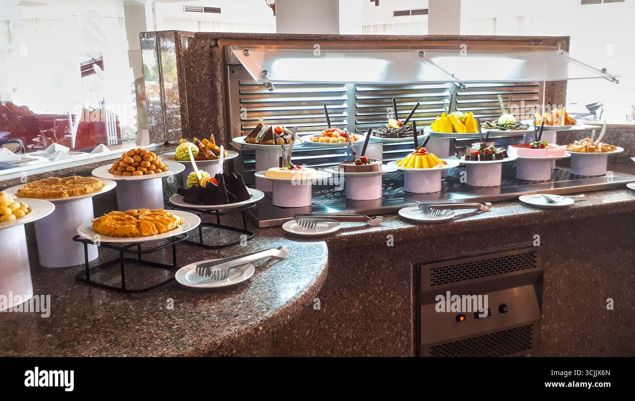 Dessert- und Konditorbuffet in einem All-Inclusive-Hotel in Ägypten. Stockfoto