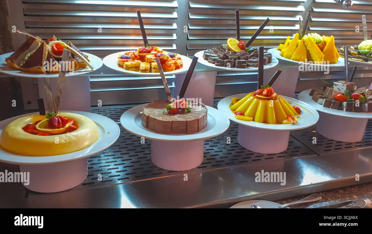 Dessert- und Konditorbuffet in einem All-Inclusive-Hotel in Ägypten. Stockfoto