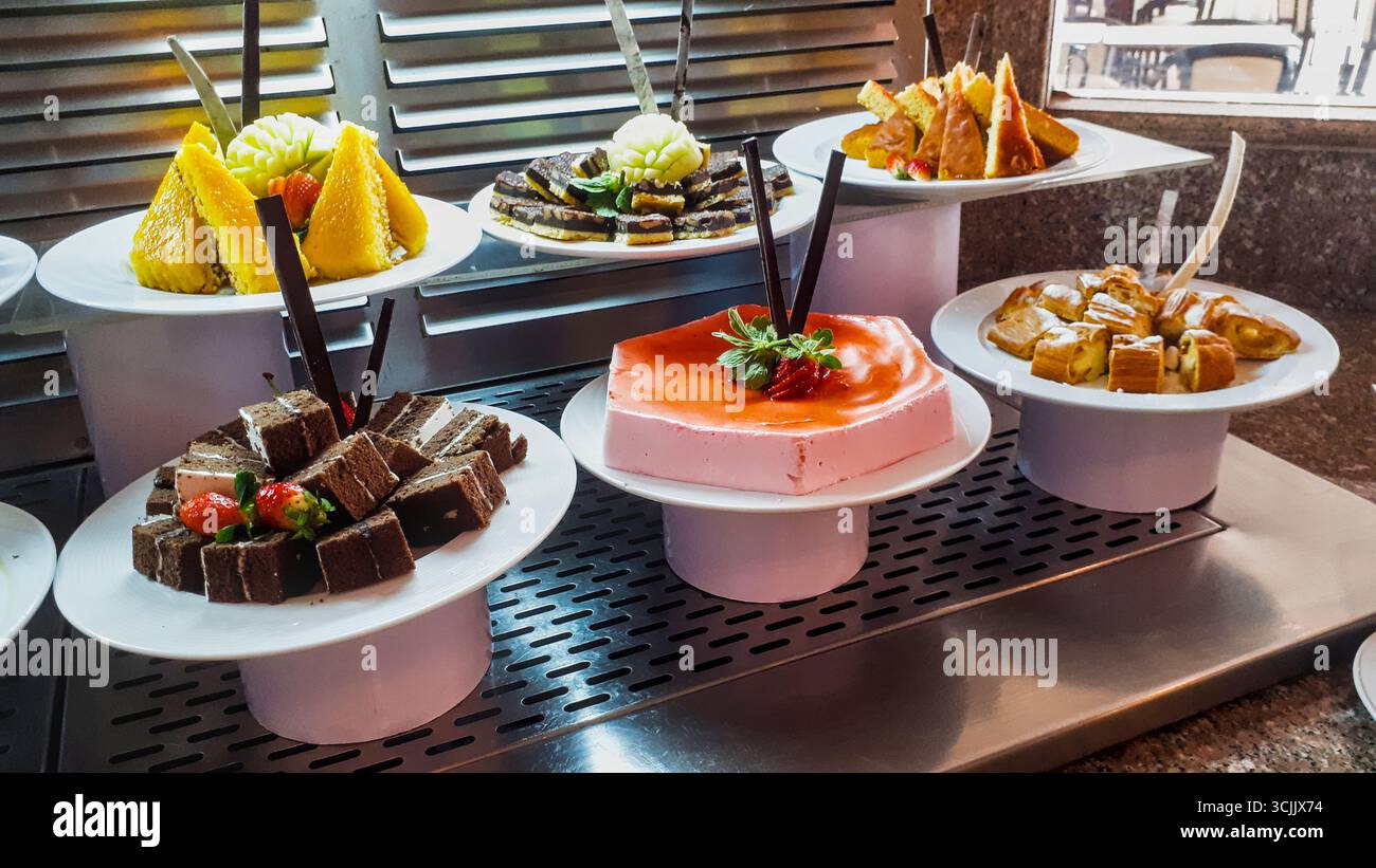Dessert- und Konditorbuffet in einem All-Inclusive-Hotel in Ägypten. Stockfoto