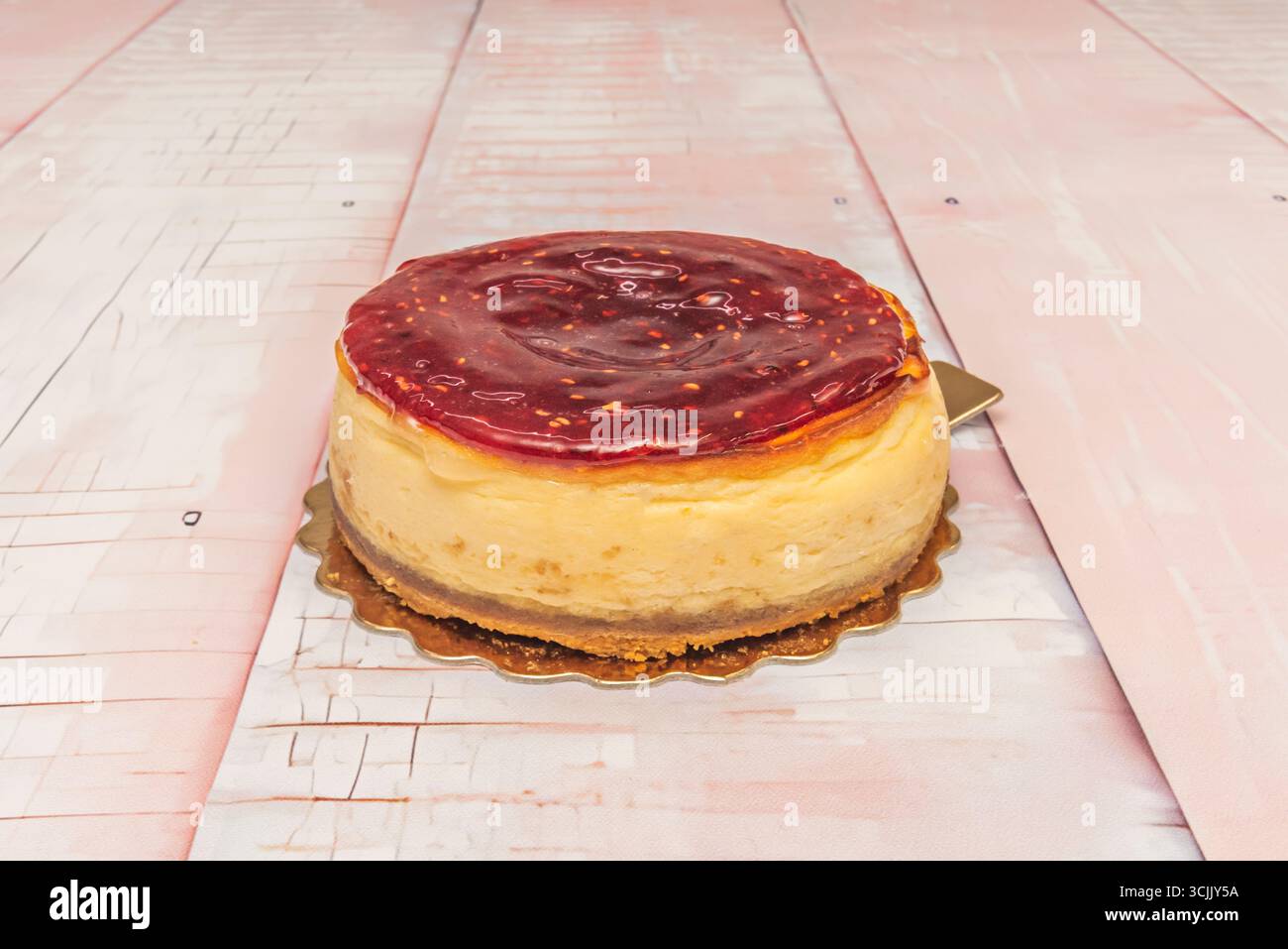 Oma's Cheesecake: Traditionelle Techniken, die die Seele des Käses respektieren Stockfoto