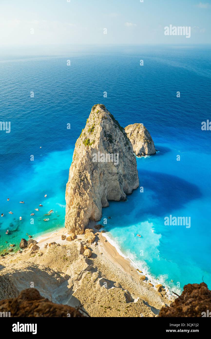 Mizithres Felsen auf der Insel Zakynthos Griechenland umgeben von türkisfarbenem Meer und Strand versteckt unter Klippen legendäres Ziel und Reise-Highlight Stockfoto