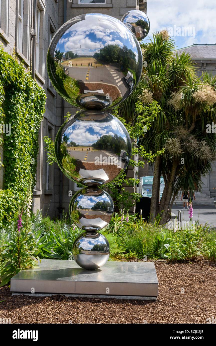 Apples & Atoms, eine Skulptur von Eilis O’Connell, vor dem Institut für Physik am Trinity College in Dublin, Irland. Stockfoto