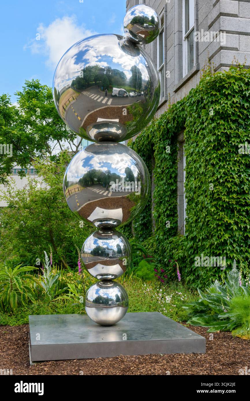Apples & Atoms, eine Skulptur von Eilis O’Connell, vor dem Institut für Physik am Trinity College in Dublin, Irland. Stockfoto