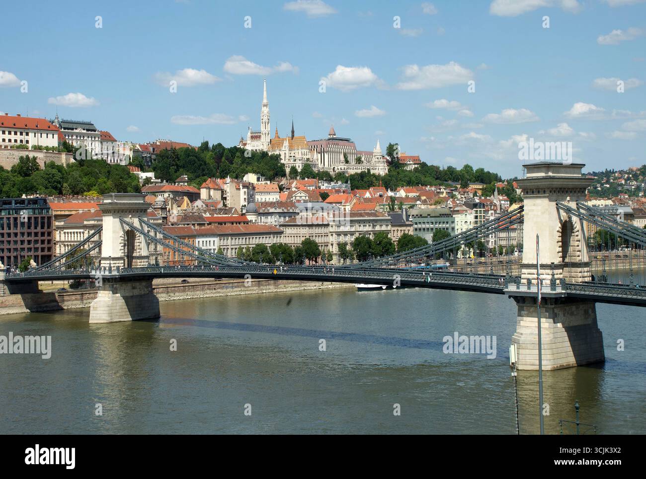 Blick auf die Kettenbrücke über die Donau auf die historischen Gebäude in der Budaer disdrict mit Matyas Kirche und Fischerbastei in Budapest - Stockfoto