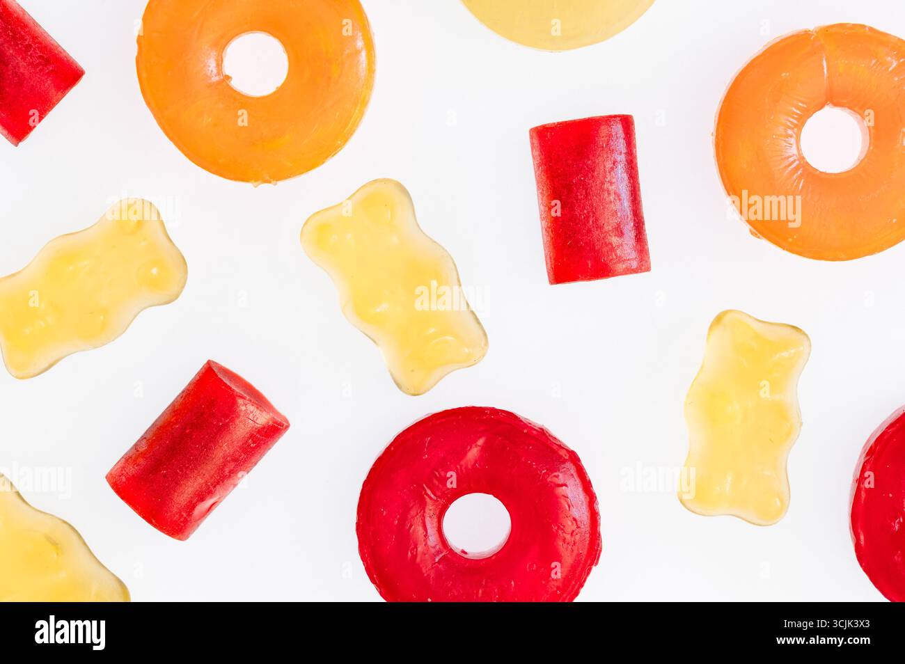 Eine Auswahl an Süßigkeiten auf weißem Hintergrund Stockfoto