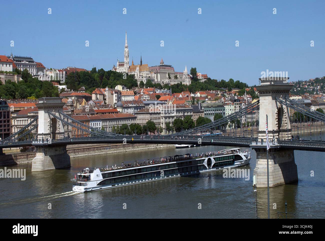 Blick auf die Kettenbrücke über die Donau auf die historischen Gebäude in der Budaer disdrict mit Matyas Kirche und Fischerbastei in Budapest - Stockfoto