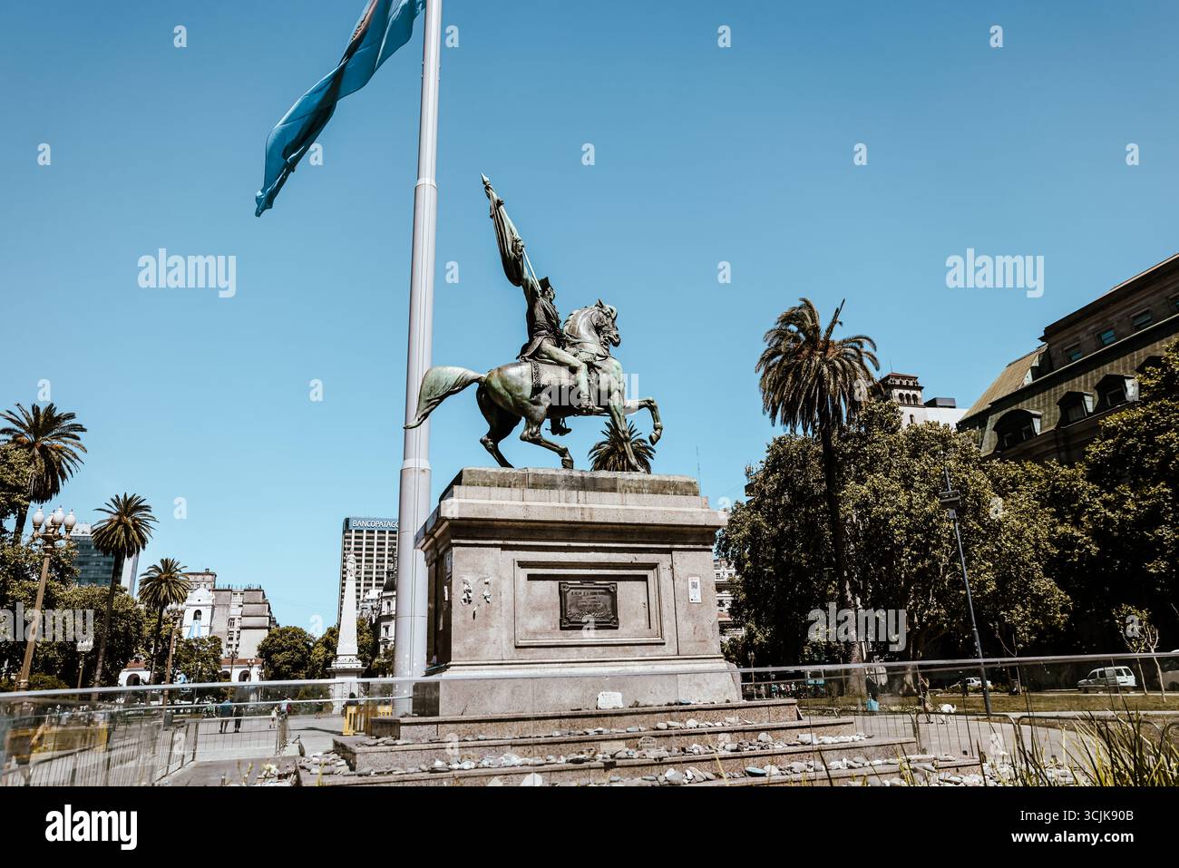 Buenos Aires, Argentinien – 21. Dezember 2022: Eine majestätische Statue von General José de San Martín, dem Befreier von Argentinien, Chile und Peru Stockfoto