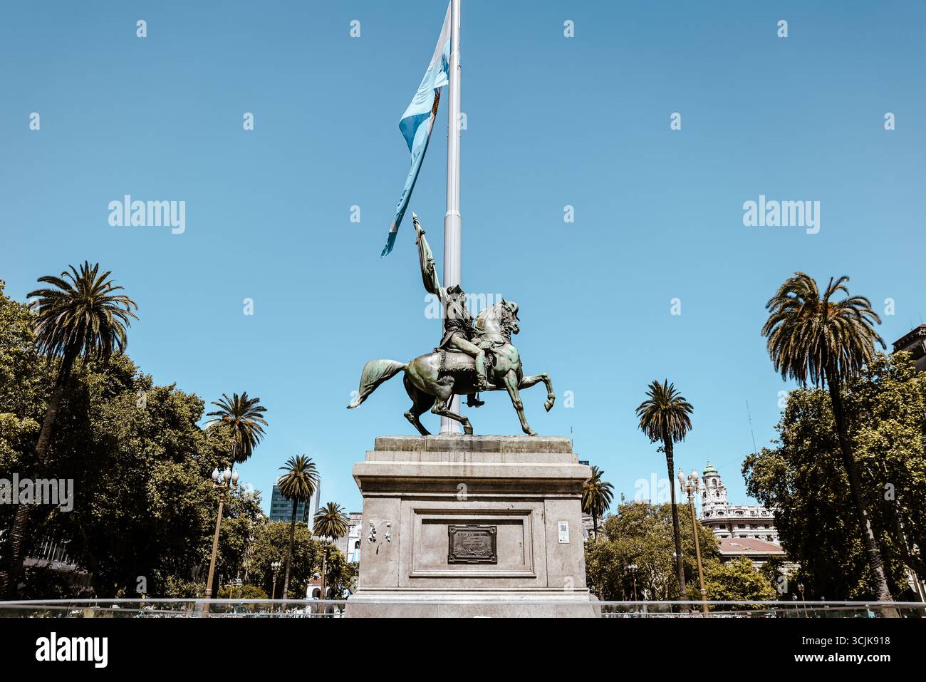 Buenos Aires, Argentinien – 21. Dezember 2022: Eine majestätische Statue von General José de San Martín, dem Befreier von Argentinien, Chile und Peru Stockfoto