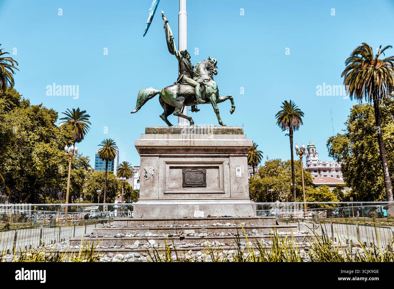 Buenos Aires, Argentinien – 21. Dezember 2022: Eine majestätische Statue von General José de San Martín, dem Befreier von Argentinien, Chile und Peru Stockfoto