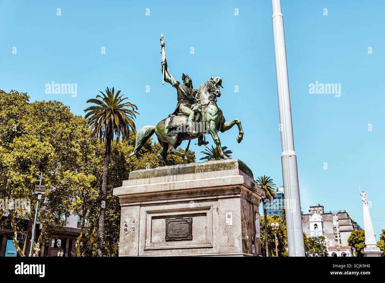 Buenos Aires, Argentinien – 21. Dezember 2022: Eine majestätische Statue von General José de San Martín, dem Befreier von Argentinien, Chile und Peru Stockfoto
