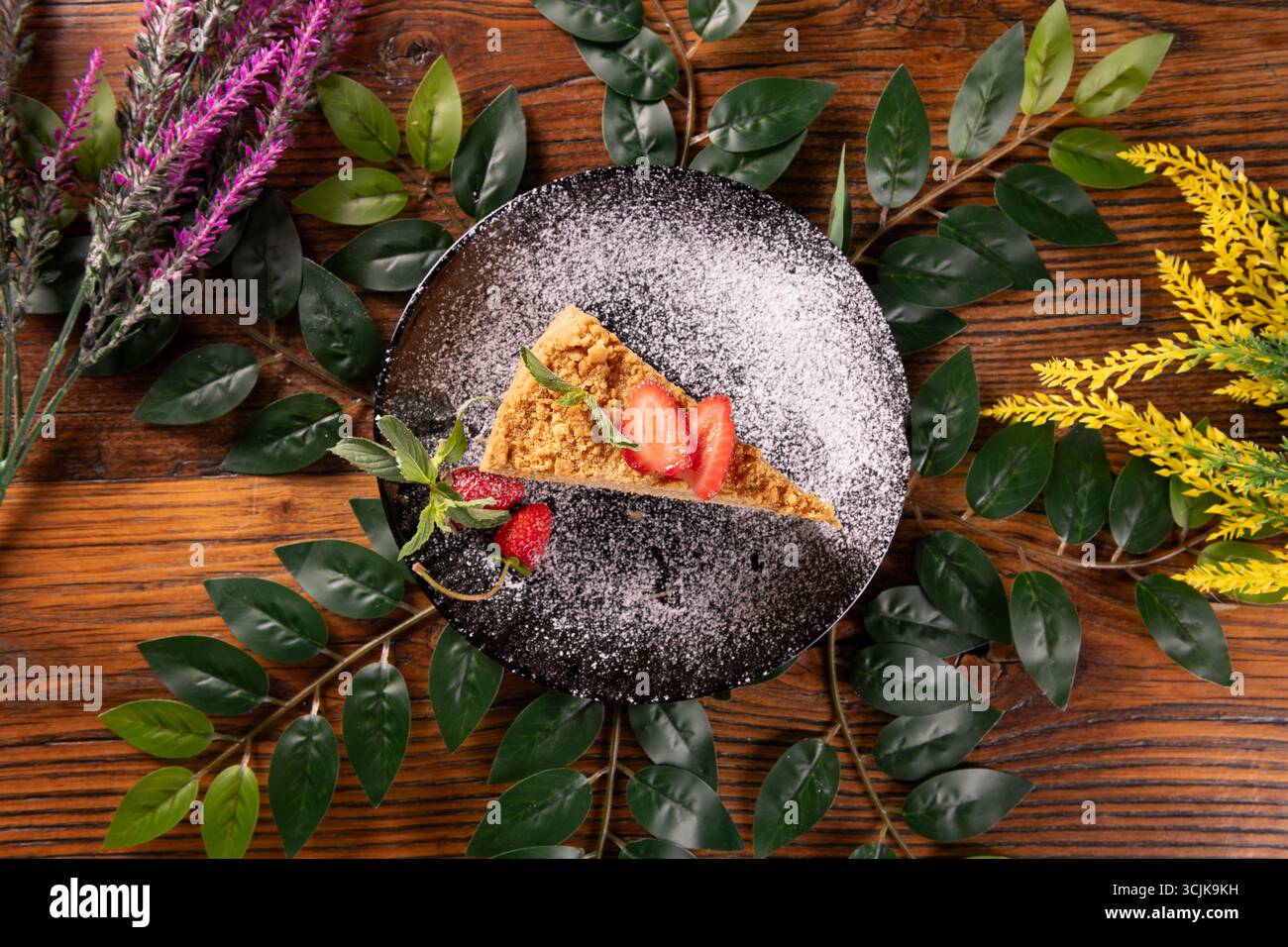 Ein Foto mit Medovik, einem traditionellen ukrainischen Honigkuchen, präsentiert mit mehrschichtigem Honig und einem reichhaltigen, cremigen Topping Stockfoto