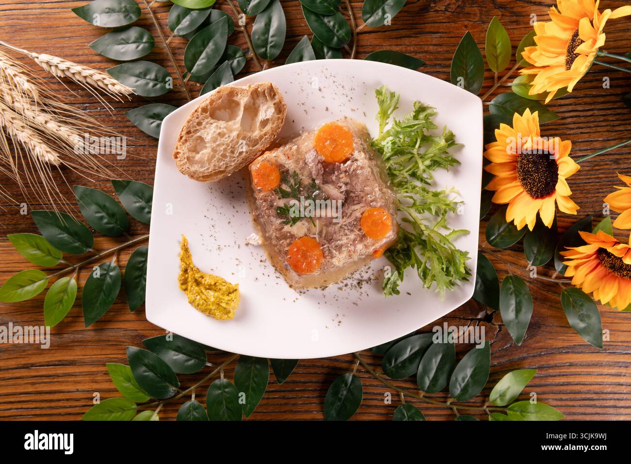 Ein Foto, das Kholodets, ein traditionelles ukrainisches aspisches Gericht, präsentiert mit Fleisch und Gelee, zeigt seine einzigartige Textur und seinen kulturellen Reichtum Stockfoto