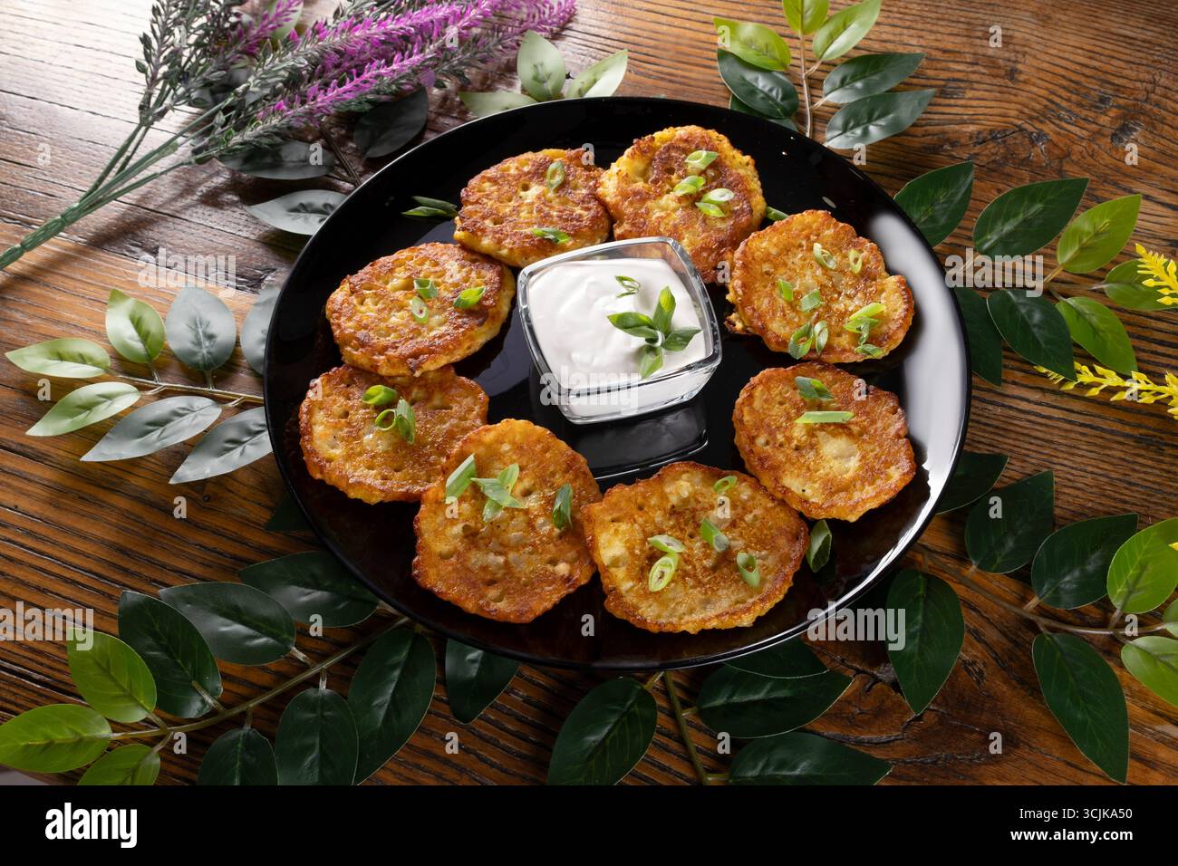 Ein Foto mit Deruni, einem traditionellen ukrainischen Kartoffelpfannkuchen, präsentiert mit knuspriger Textur und serviert als herzhaftes Komfortgericht Stockfoto