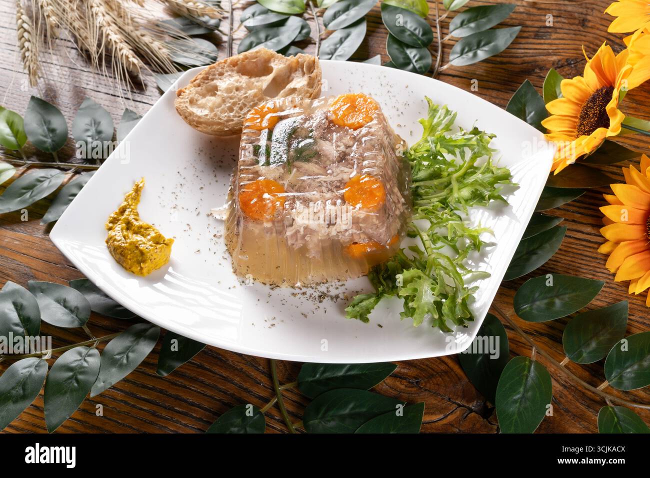 Ein Foto, das Kholodets, ein traditionelles ukrainisches aspisches Gericht, präsentiert mit Fleisch und Gelee, zeigt seine einzigartige Textur und seinen kulturellen Reichtum Stockfoto