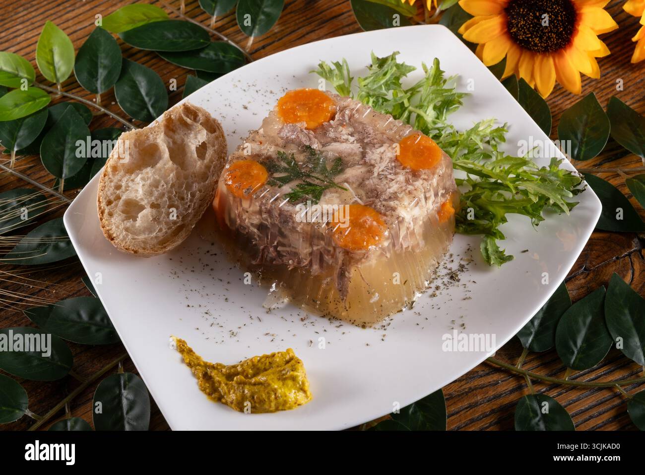 Ein Foto, das Kholodets, ein traditionelles ukrainisches aspisches Gericht, präsentiert mit Fleisch und Gelee, zeigt seine einzigartige Textur und seinen kulturellen Reichtum Stockfoto