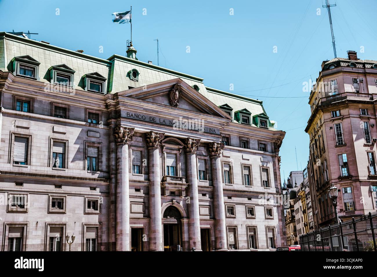 Buenos Aires, Argentinien – 21. Dezember 2022: Die prächtige neoklassizistische Fassade der Banco de la Nación Argentina Stockfoto