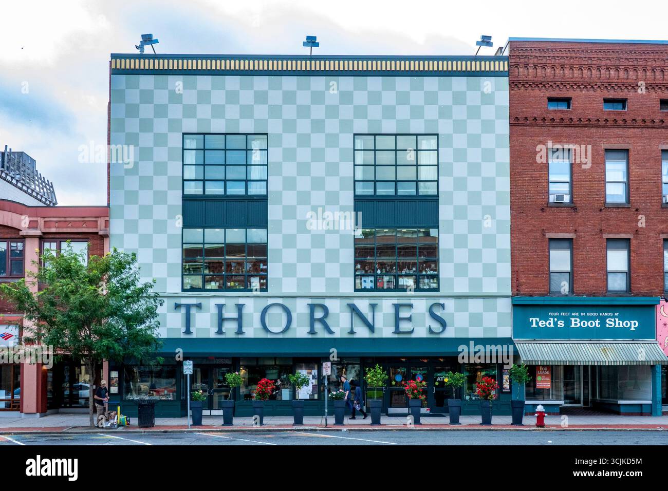 Northampton, MA - USA - 24. August 2025 Außenansicht des Thornes Marketplace und Ted's Boot Shop, mit Blick auf die pulsierende Innenstadt von Northampt Stockfoto
