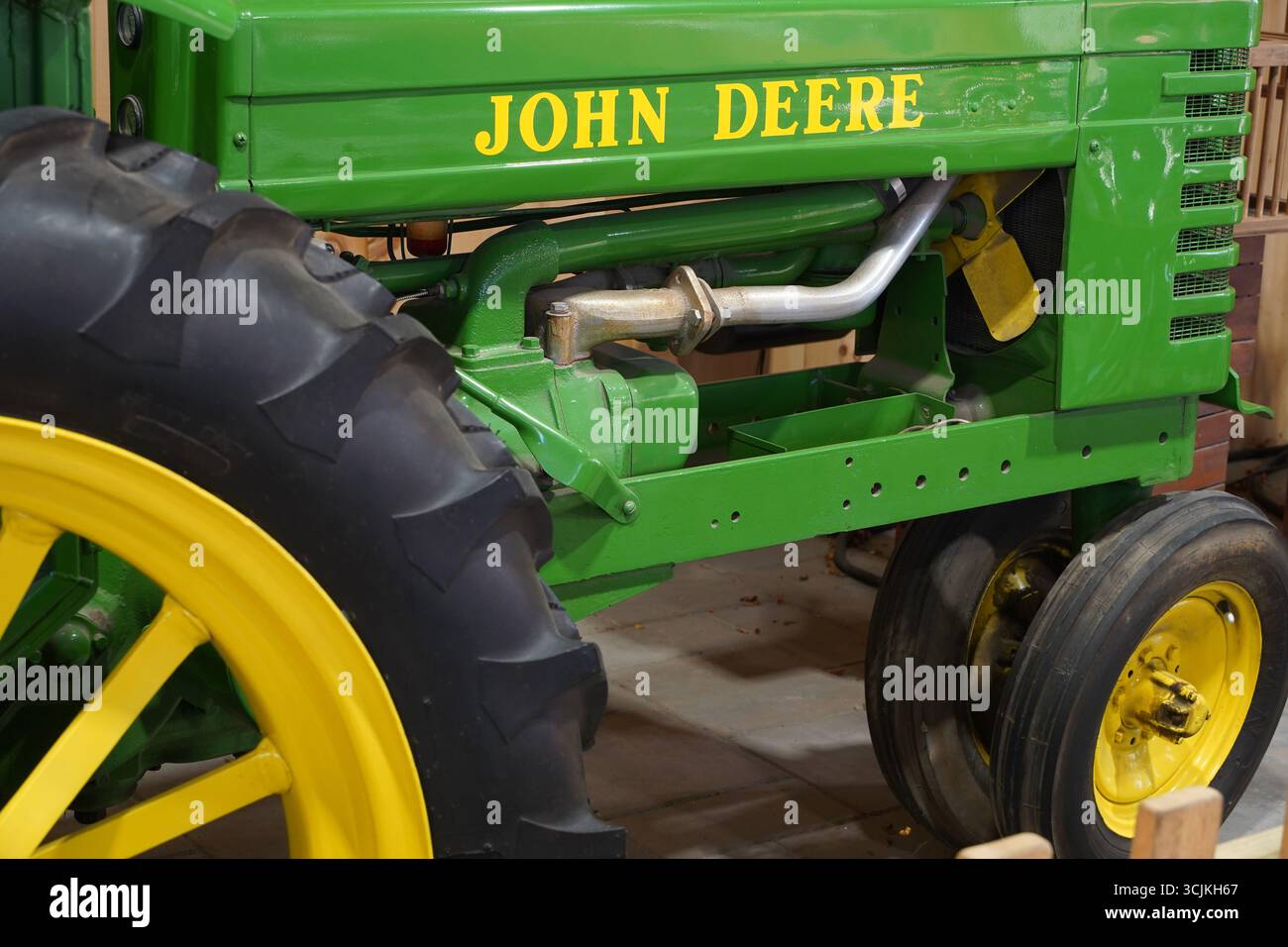 Farmtraktor mit Markenname John Deere Stockfoto