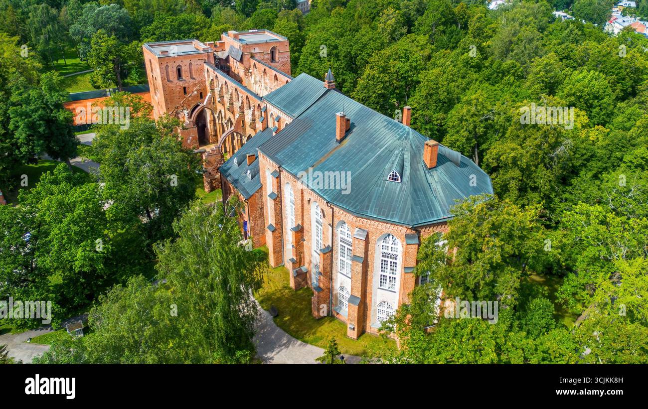 Aus der Vogelperspektive die Ruinen der Kathedrale von Tartu, auch bekannt als Kathedrale von Dorpat, einer ehemaligen katholischen Kirche in Tartu (Dorpat), Estland Stockfoto