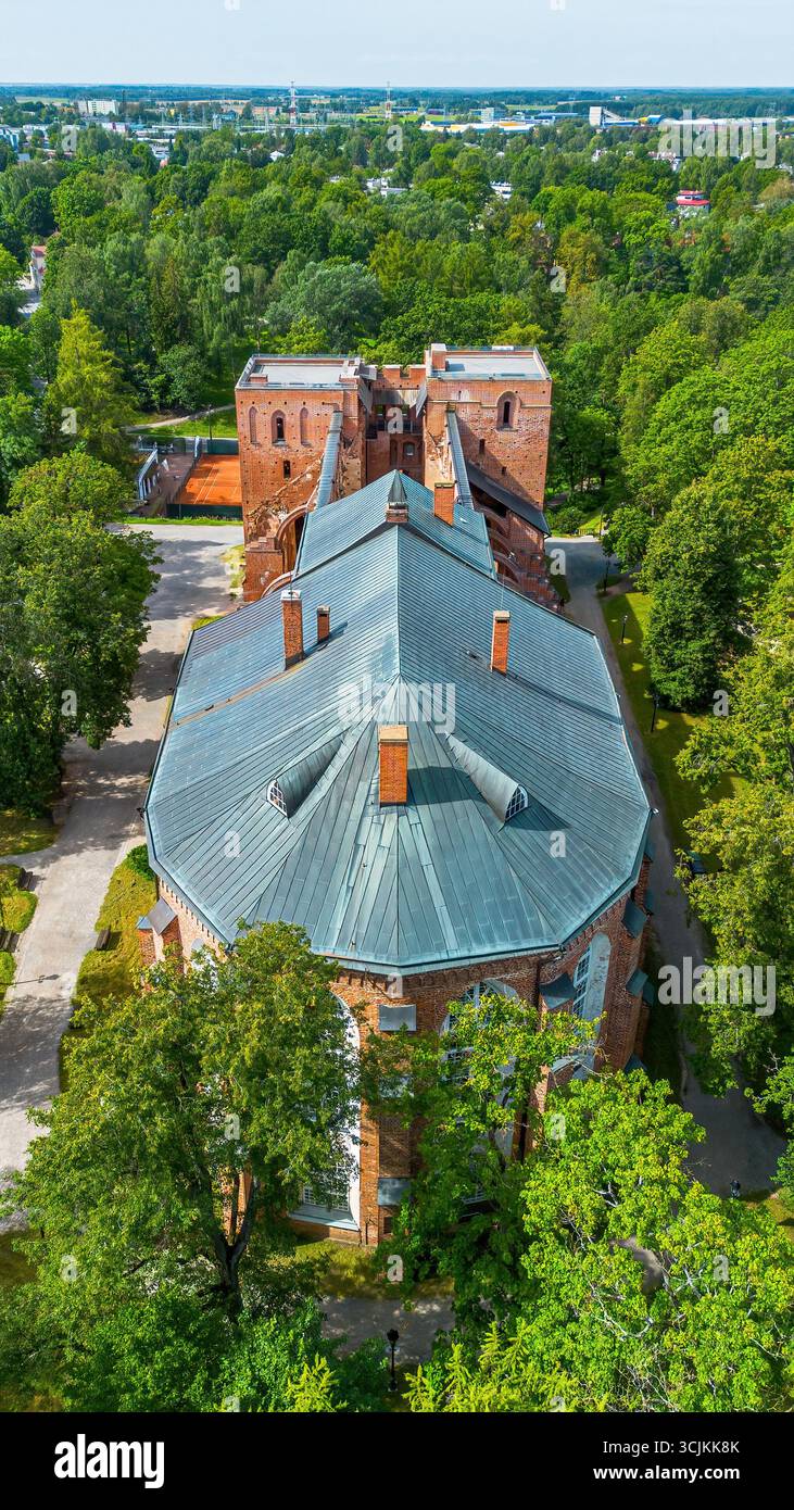Aus der Vogelperspektive die Ruinen der Kathedrale von Tartu, auch bekannt als Kathedrale von Dorpat, einer ehemaligen katholischen Kirche in Tartu (Dorpat), Estland Stockfoto