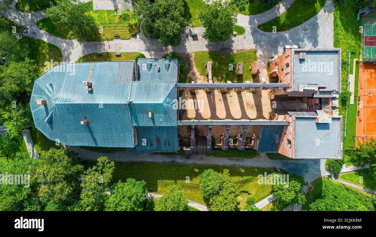 Aus der Vogelperspektive die Ruinen der Kathedrale von Tartu, auch bekannt als Kathedrale von Dorpat, einer ehemaligen katholischen Kirche in Tartu (Dorpat), Estland Stockfoto