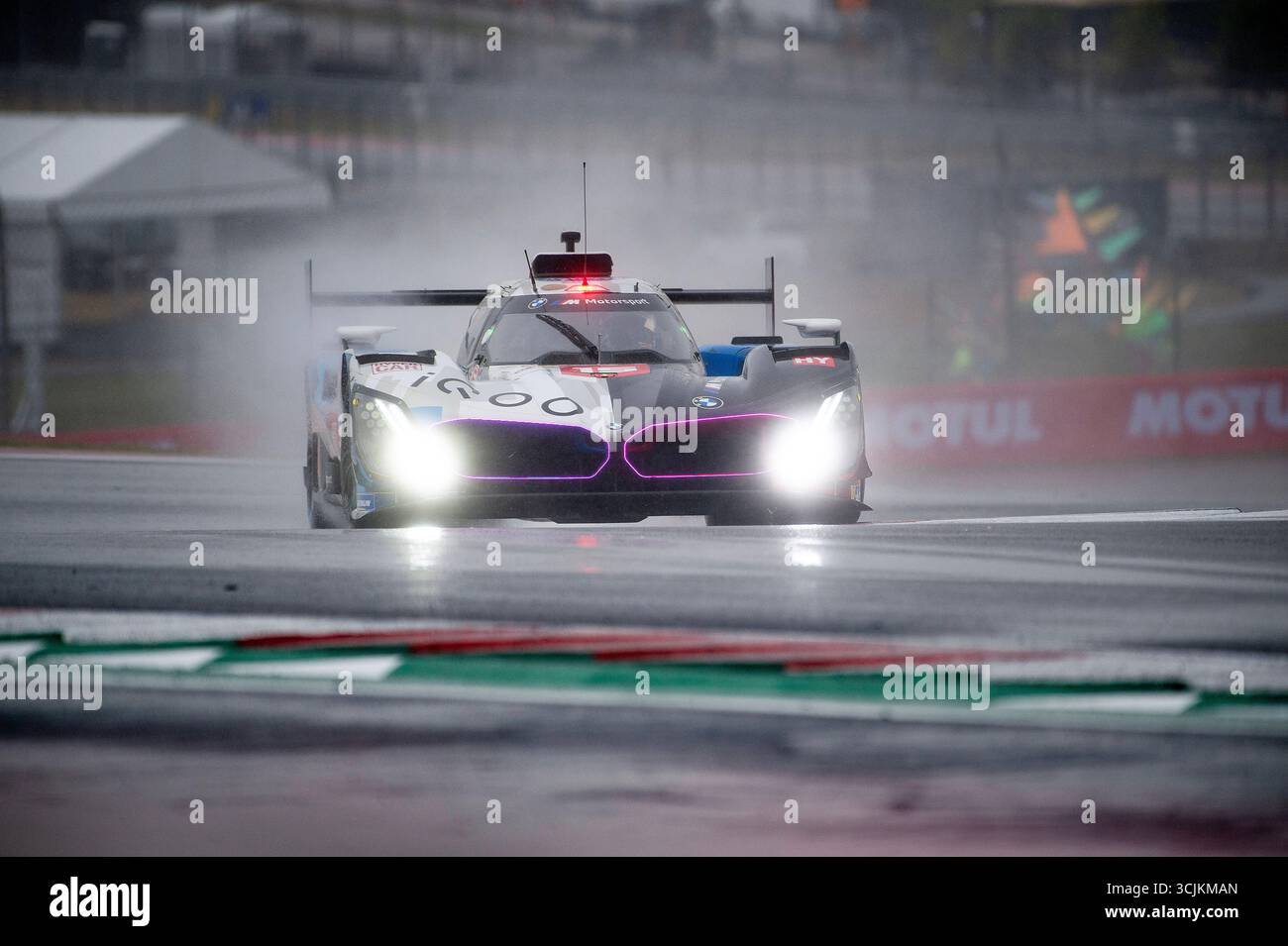 Amerika. September 2025. Dries Vanthoor (15) Fahrer 1 und Raffaele Marciello Fahrer 2 und Kevin Mannussen Fahrer 3 im BMW M Hybrid V8 mit BMW M Team WRT, letztes Rennen bei der FIA World Endurance Championship auf dem Circuit of the Americas. Austin, Texas. Mario Cantu/CSM/Alamy Live News Stockfoto