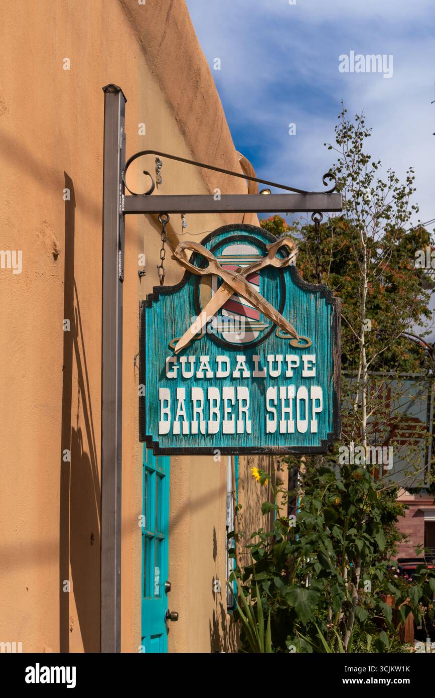 Außenschild für den Guadalupe Barber Shop, ein familiengeführtes Friseurgeschäft, das seit 1950 in Santa Fe in Santa Fe, New Mexico, USA, betrieben wird. Stockfoto