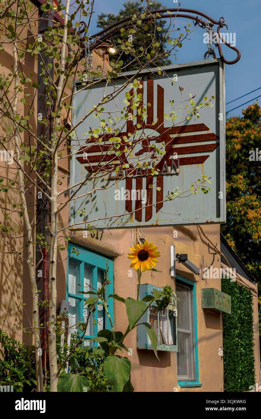 Außenschild mit rötlich-brauner Zia für das Restaurant Zacatlán, ein südwestliches und mexikanisches Restaurant, Santa Fe, New Mexico, USA. Stockfoto