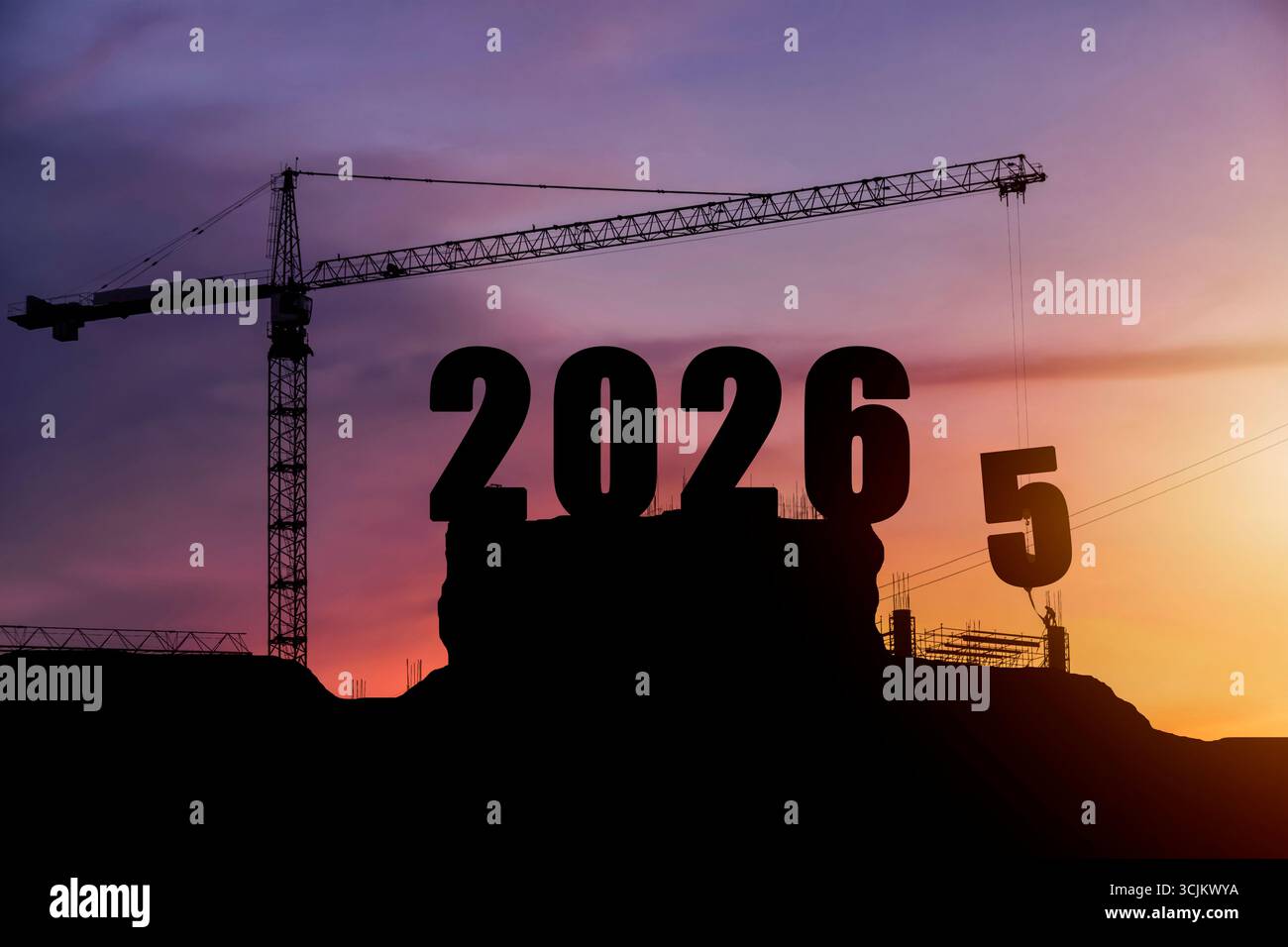 Silhouette des Baukrans, der Nummer 5 hebt, um das Jahr 2025 in 2026 am Sonnenuntergang zu ändern, symbolisiert Neujahrsfeier, Zukunftsvision, Progre Stockfoto