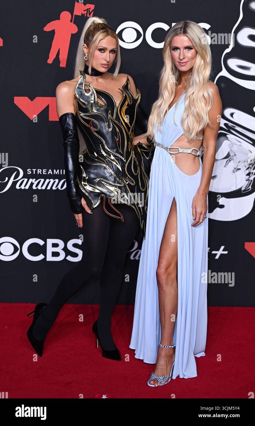 New York, USA. September 2025. Paris Hilton und Nikki Hilton bei den MTV Video Music Awards 2025, UBS Arena, Belmont. Quelle: Doug Peters/EMPICS/Alamy Live News Stockfoto
